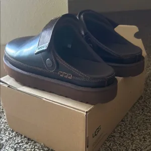 UGG Brown Leather Goldenstar
