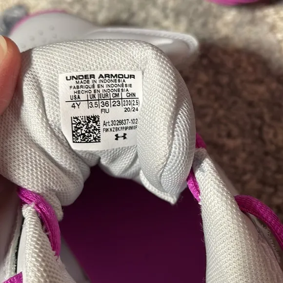 Under Armour 4Y Big Girls Sneakers Shoes Velcro Strap Lace Up New 4 Pink Gray