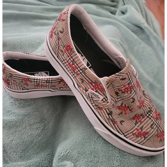 Vans Checkered Slip-On Shoes with Floral Design Embroidered Size 6 Womems Tan