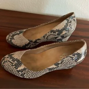 Vionic Antonia Embossed Leather Close Toe Wedges. Size 9. Great Condition!!