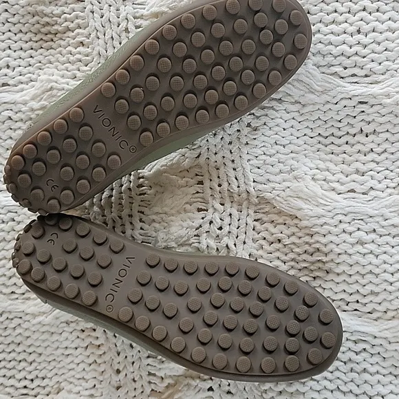 Vionic Elora Leather Olive Green Loafers Womens Size 6.5 NWOT
