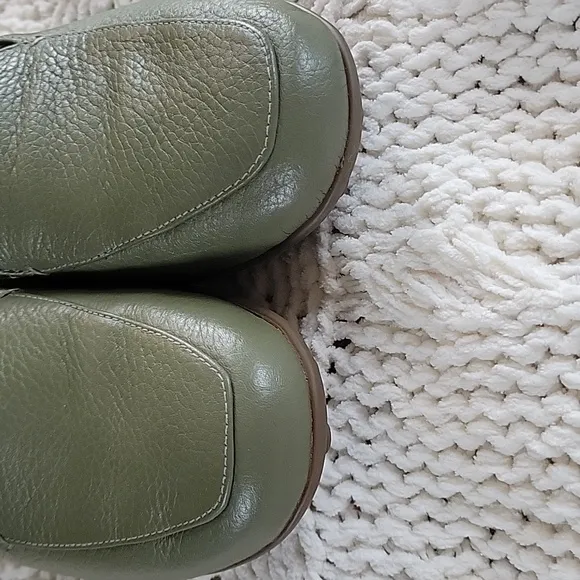 Vionic Elora Leather Olive Green Loafers Womens Size 6.5 NWOT
