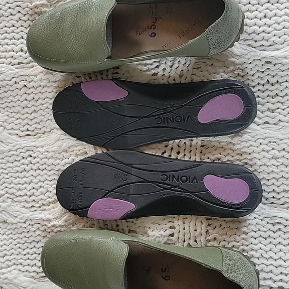 Vionic Elora Leather Olive Green Loafers Womens Size 6.5 NWOT