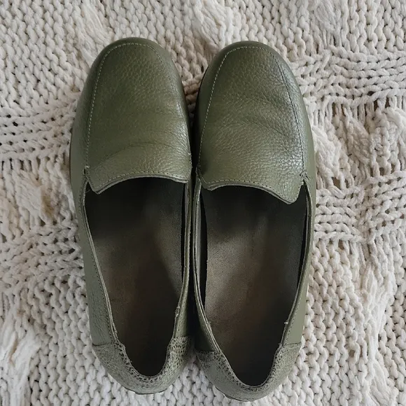 Vionic Elora Leather Olive Green Loafers Womens Size 6.5 NWOT