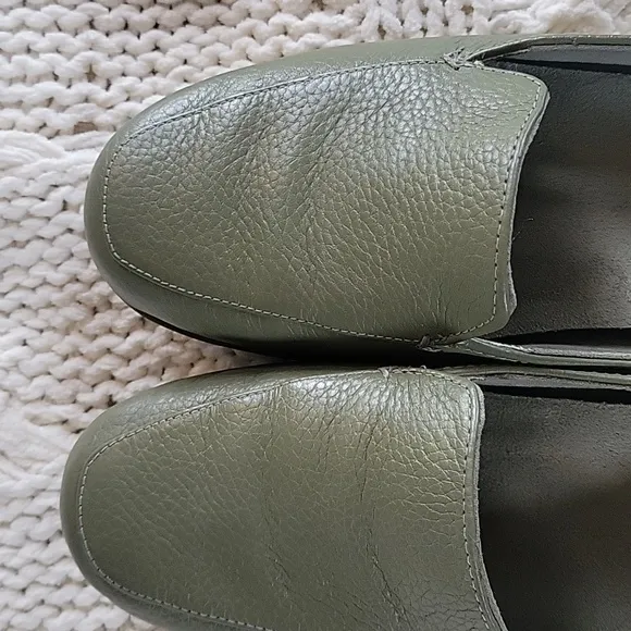 Vionic Elora Leather Olive Green Loafers Womens Size 6.5 NWOT