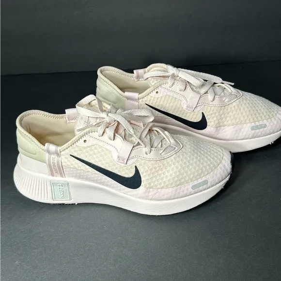 Women's pink  cream Athletic Shoes size10 pre owned Exellent conditions